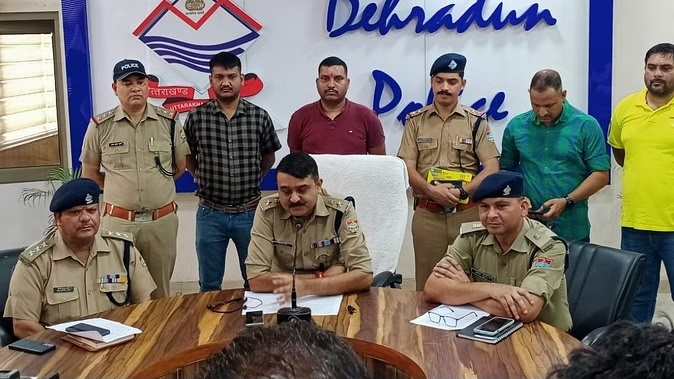  बड़ी खबर: पुलिस ने किया ट्रिपल मर्डर केस का खुलासा, प्रेम प्रसंग के चलते हुई तीनों हत्याएं