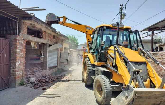 एक्शन: राजधानी के बाडीगार्ड बस्ती में अवैध निर्माण पर चला बुल्डोजर