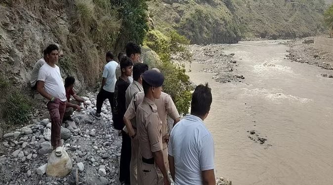 सनसनी: गला रेतकर नाबालिग की हत्या,आरोपी काली नदी में कूदा,तलाश जारी