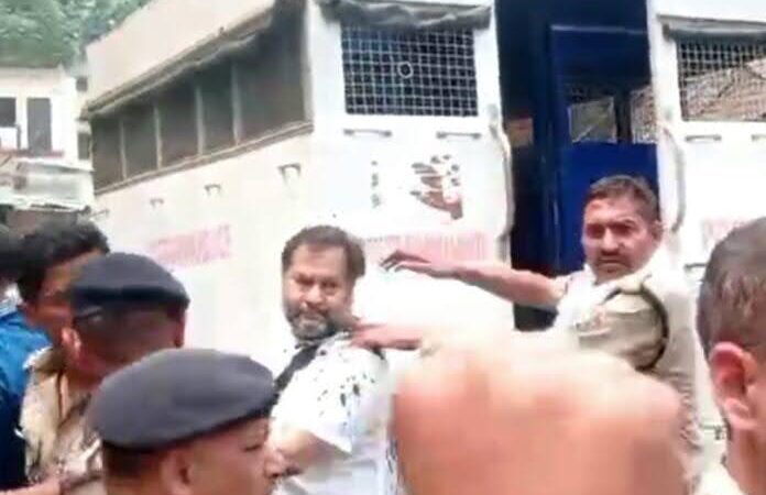 सुरक्षा में चूक: कोर्ट में पेशी के दौरान गुप्ता बंधुओं पर फेंकी स्याही, पुलिस व्यवस्था पर उठे सवाल