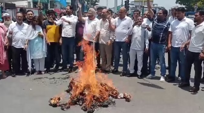 आक्रोश: नीट परीक्षा में हुई गड़बड़ी के विरोध में एनएसयूआई ने केन्द्र सरकार का पुतला दहन किया