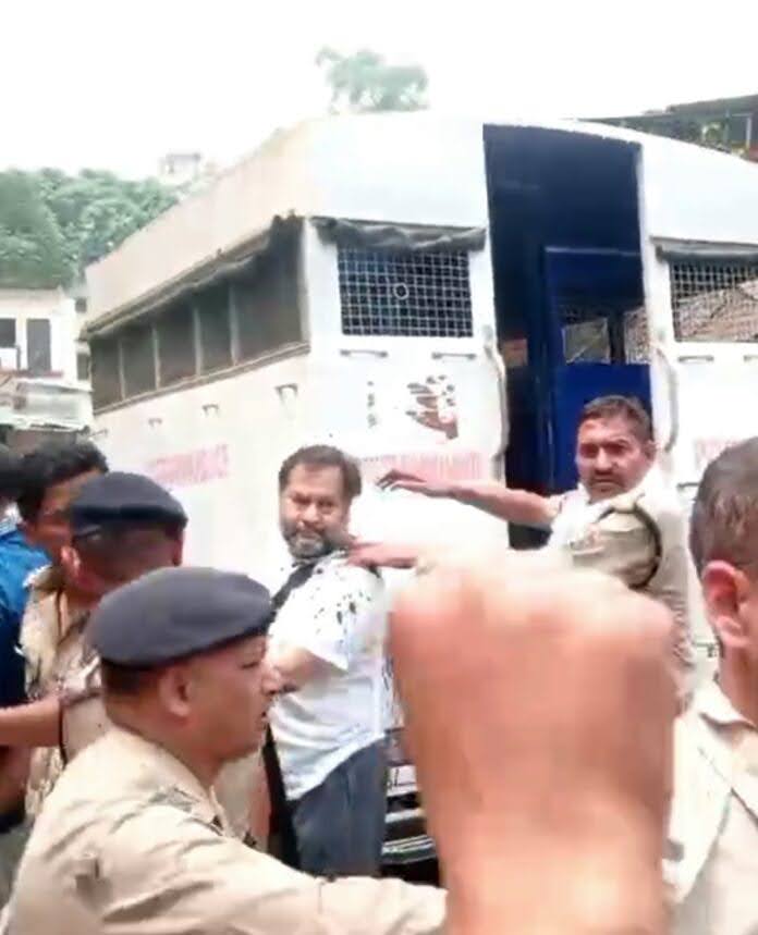 सुरक्षा में चूक: कोर्ट में पेशी के दौरान गुप्ता बंधुओं पर फेंकी स्याही, पुलिस व्यवस्था पर उठे सवाल