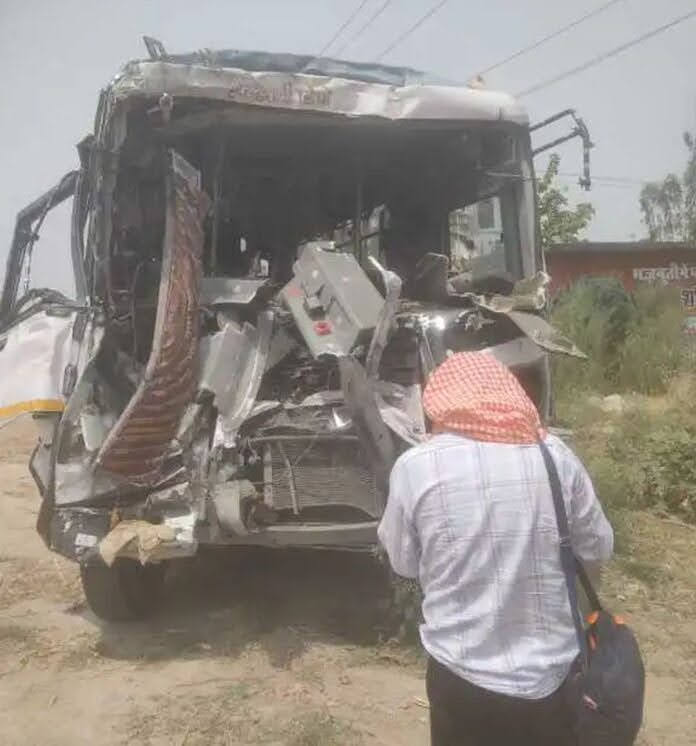 भिड़ंत: ट्रैक्टर ट्रॉली से टकराई रोडवेज की यात्री बस, कन्डक्टर की मौत, 14 लोग गंभीर