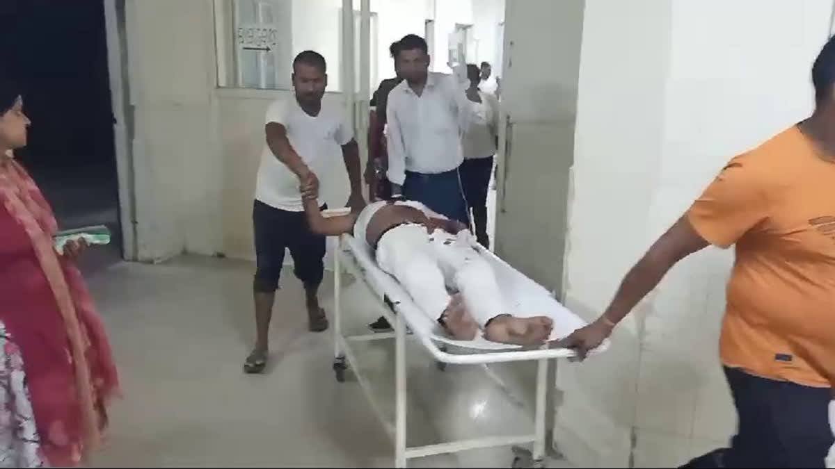 दुस्साहस: दो पक्षों में हुए विवाद में नाबालिग ने दो को गोद डाला चाकू से, दोनों की हालत गंभीर