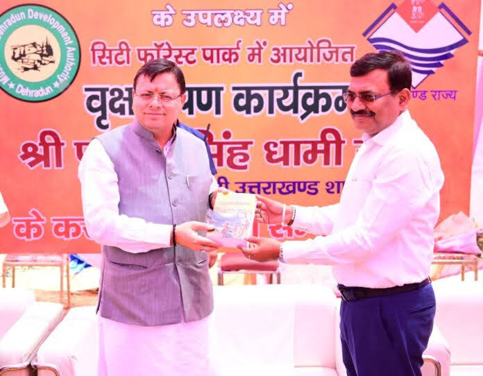 आयोजन: वृक्षारोपण कार्यक्रम में पहुंचे सीएम धामी, जल संचय में योगदान की लोगों से की अपील