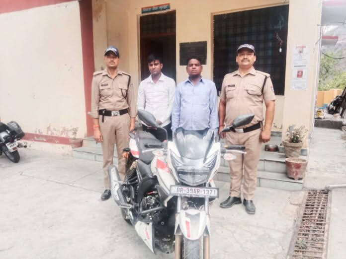 शातिर: चमकाने के नाम पर उड़ा लिए थे लाखों के जेवरात की चोरी, माल और बाइक समेत दो गिरफ्तार