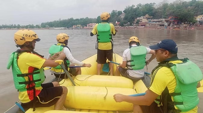 दुखद: दोस्तों संग घूमने आया युवक गंगा में डूबा,तलाश जारी दुखद: दोस्तों संग घूमने आया युवक गंगा में डूबा,तलाश जारी