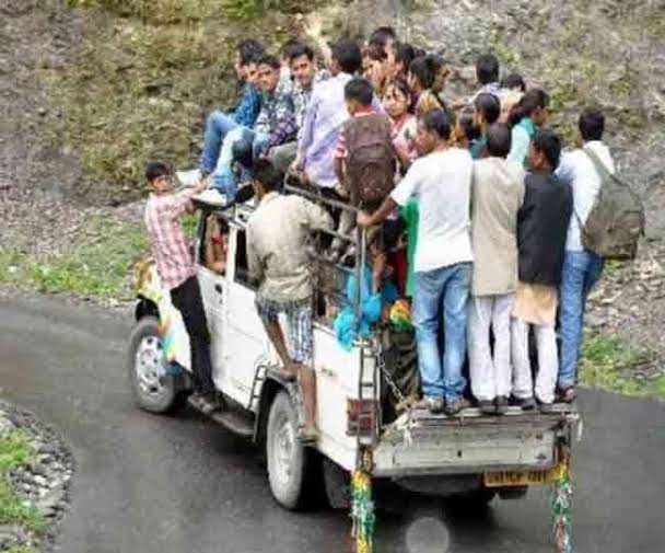 बेख़ौफ़: ग्रामीण क्षेत्र में ओवर लोडिंग पर नहीं लग रही लगाम, जान जोखिम में डालकर सफर कर रहे हैं लोग