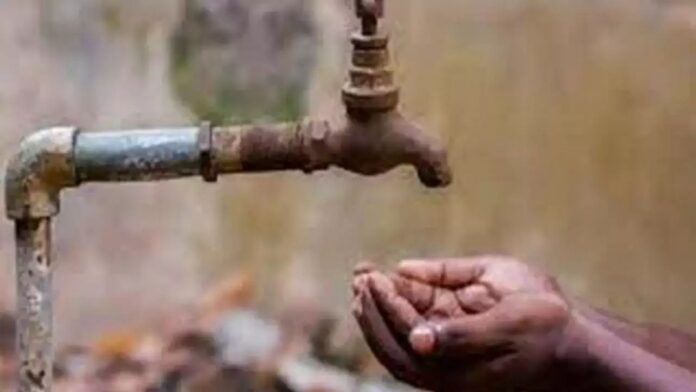 पेयजल संकट को लेकर बड़कोट बाजार बंद