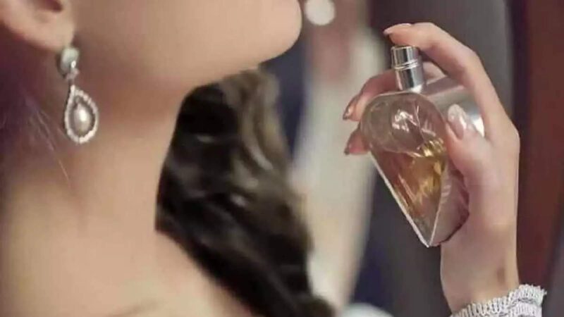 काम की बात: गर्मियों में परफ्यूम की महक को पूरे दिन बरकरार रखने के लिए अपनाएं ये 5 टिप्स..