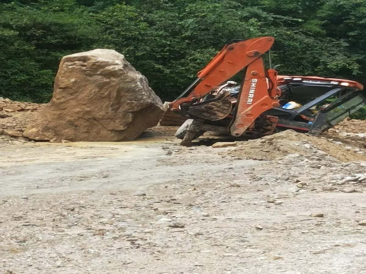 हादसा: मलबा साफ करते जेसीबी चालक पर आ गिरा बोल्डर, गंभीर रूप से घायल  