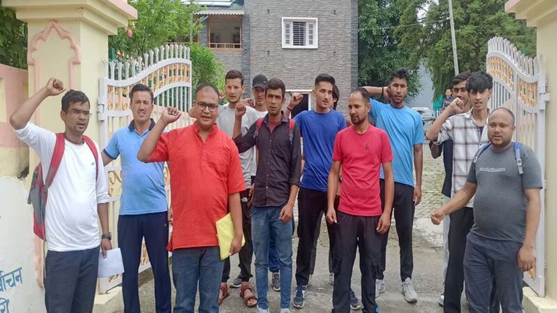 आक्रोश: सड़क निर्माण की मांग को मेतली के ग्रामीणों ने डीएम कार्यालय पर किया प्रदर्शन  