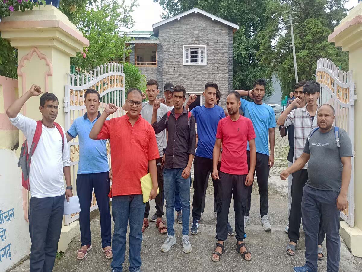 आक्रोश: सड़क निर्माण की मांग को मेतली के ग्रामीणों ने डीएम कार्यालय पर किया प्रदर्शन  