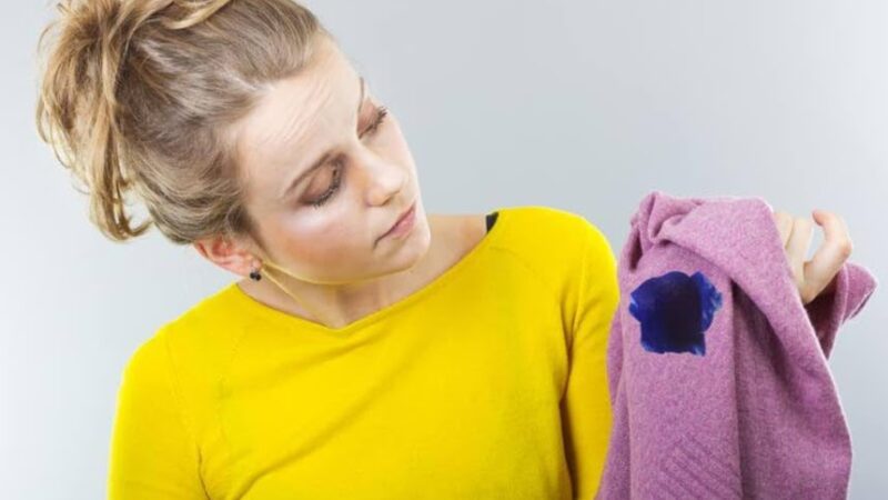 घरेलू टिप्स: कपड़ों में लगी इंक छुड़ाने में छूट रहे पसीने, इन तरीकों से कर सकती हैं छुट्टी