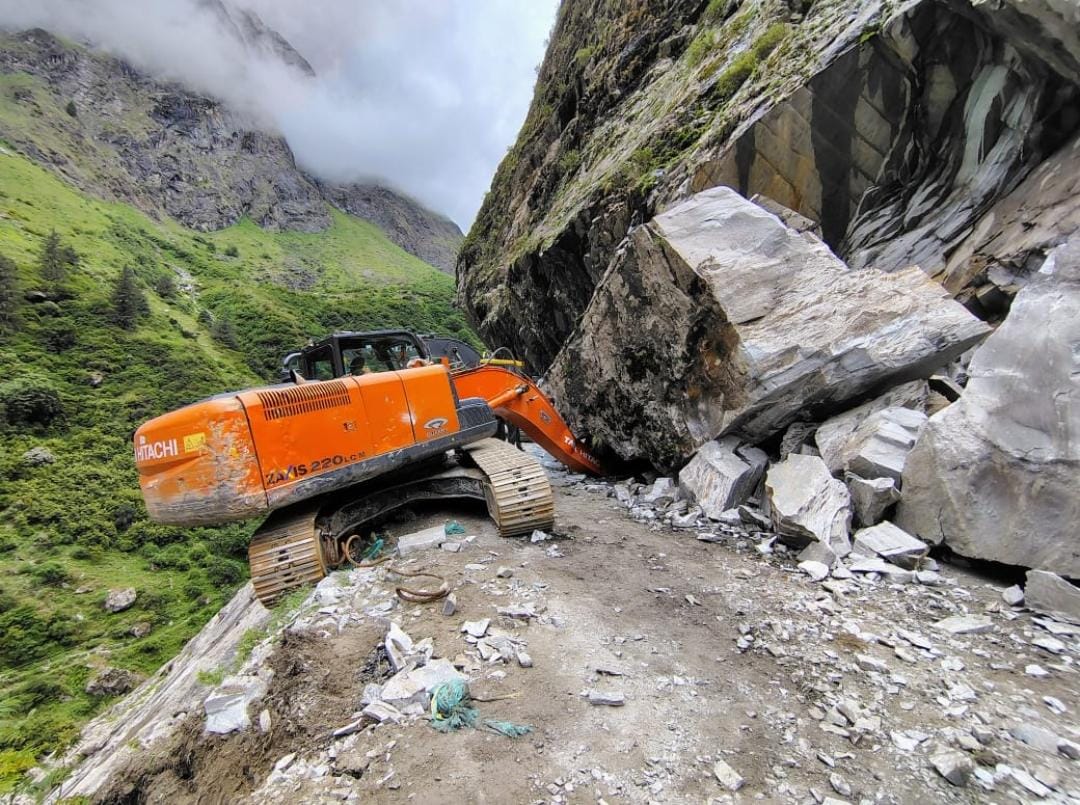 आफ़त: बदरीनाथ हाईवे घुडसिल के पास बंद, रास्ते में फंसे यात्री