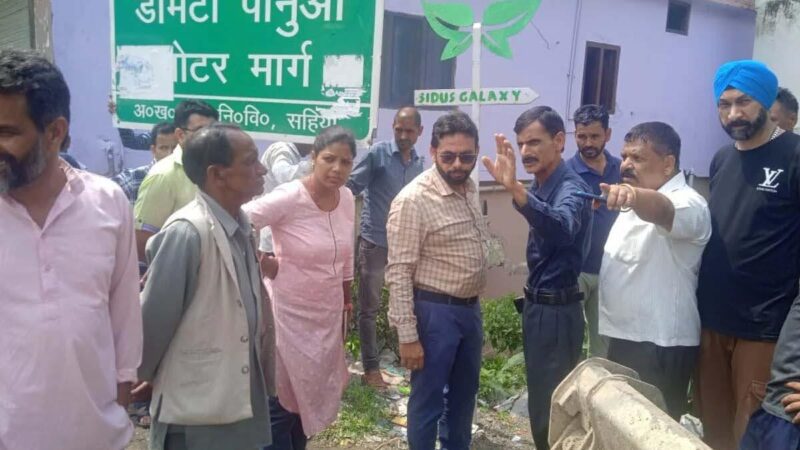 दिक्कत: जलभराव की समस्या को लेकर लोगों में भारी आक्रोश, लोनिवि अफसरों का किया घेराव  