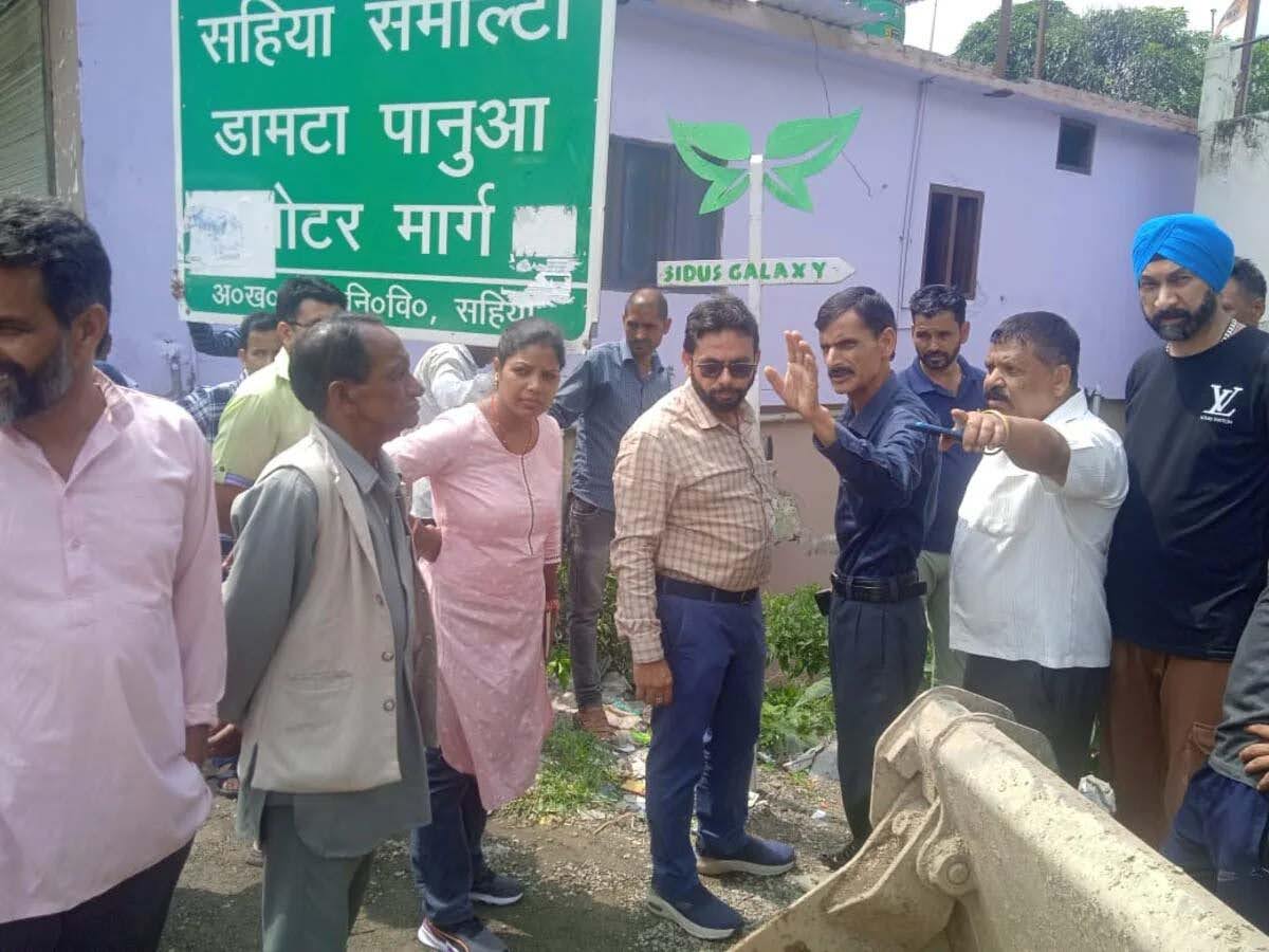 दिक्कत: जलभराव की समस्या को लेकर लोगों में भारी आक्रोश, लोनिवि अफसरों का किया घेराव  