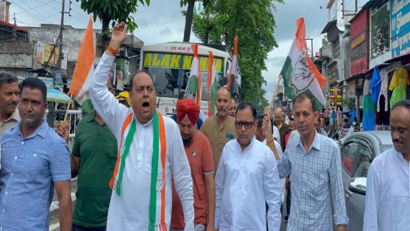 विवाद: दिल्ली में केदारनाथ मंदिर निर्माण का मामला, कांग्रेसियों ने किया विरोध प्रदर्शन  