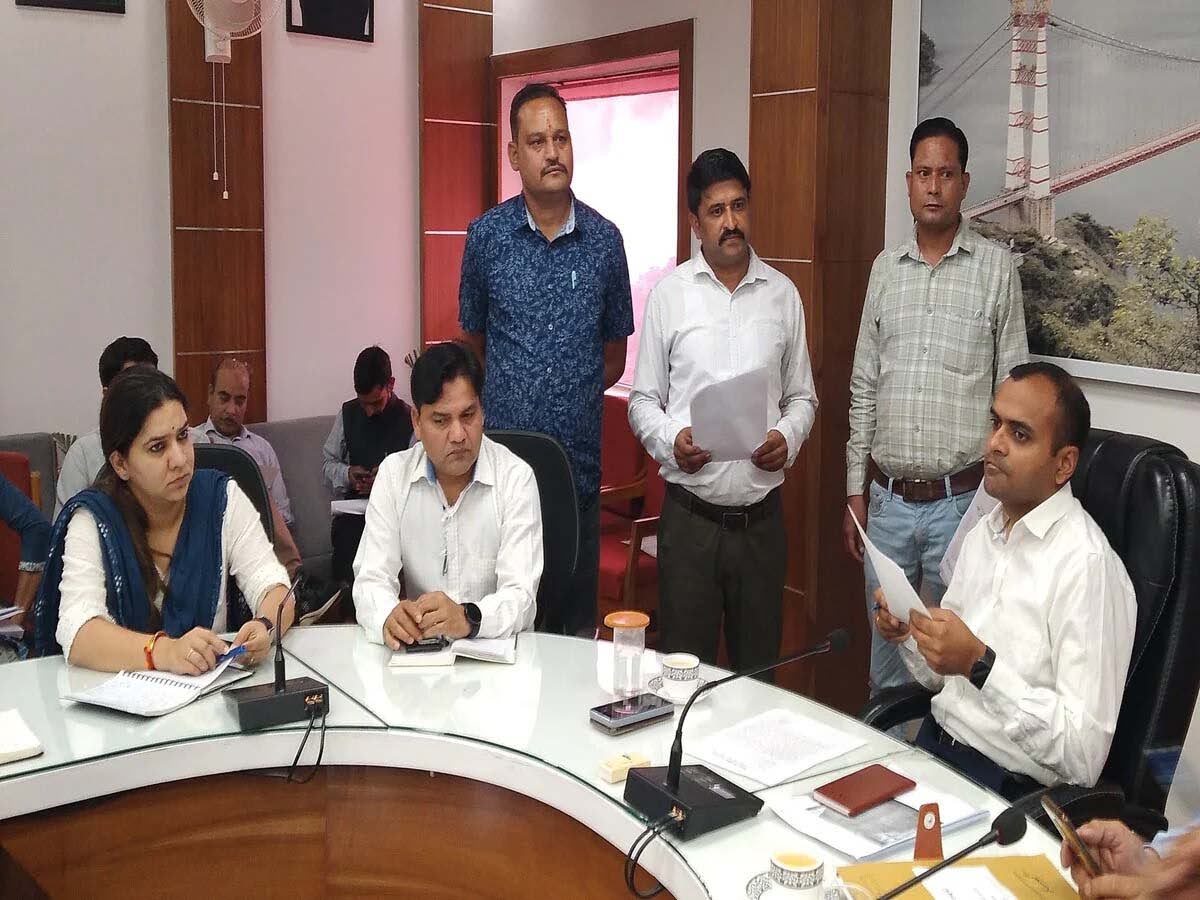 जन सुनवाई: डीएम ने जनता मिलन कार्यक्रम में 35 शिकायतें कीं निस्तारित