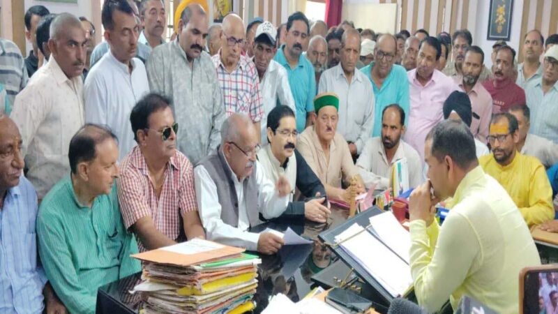 आक्रोश: ग्रामीणों की समस्याओं पर जनसंघर्ष मोर्चा मुखर, एसडीएम का घेराव कर जतायी नाराज़गी