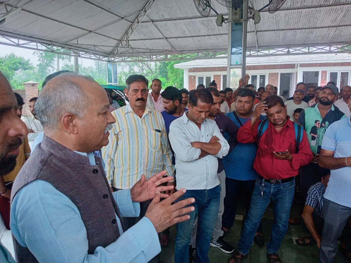 आवाज़: ई रिक्शा चालकों ने की रूट चार्ट बनाने की मांग, जनसंघर्ष मोर्चा ने दिया समर्थन 