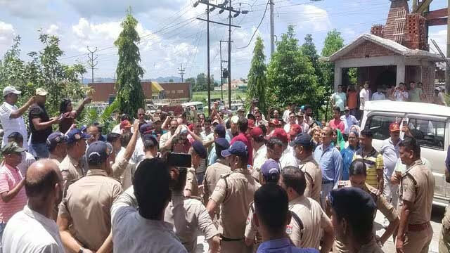 आक्रोश: थानाध्यक्ष पर संगठन अध्यक्ष को थप्पड़ जड़ने का आरोप, पूर्व सैनिकों ने किया थाने का घेराव