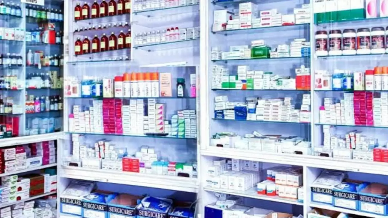 नाराजगी: मेडिकल स्टोर पर लोगों ने किया हंगामा, नशे की सामग्री बेचने का लगाया आरोप