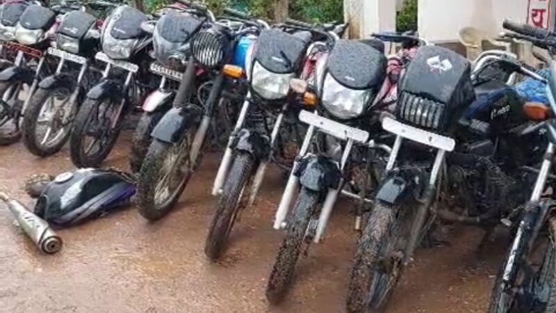 कामयाबी: चोरी की 13 बाइकों समेत 5 आरोपियों को पकड़ने में कामयाब हुई पुलिस