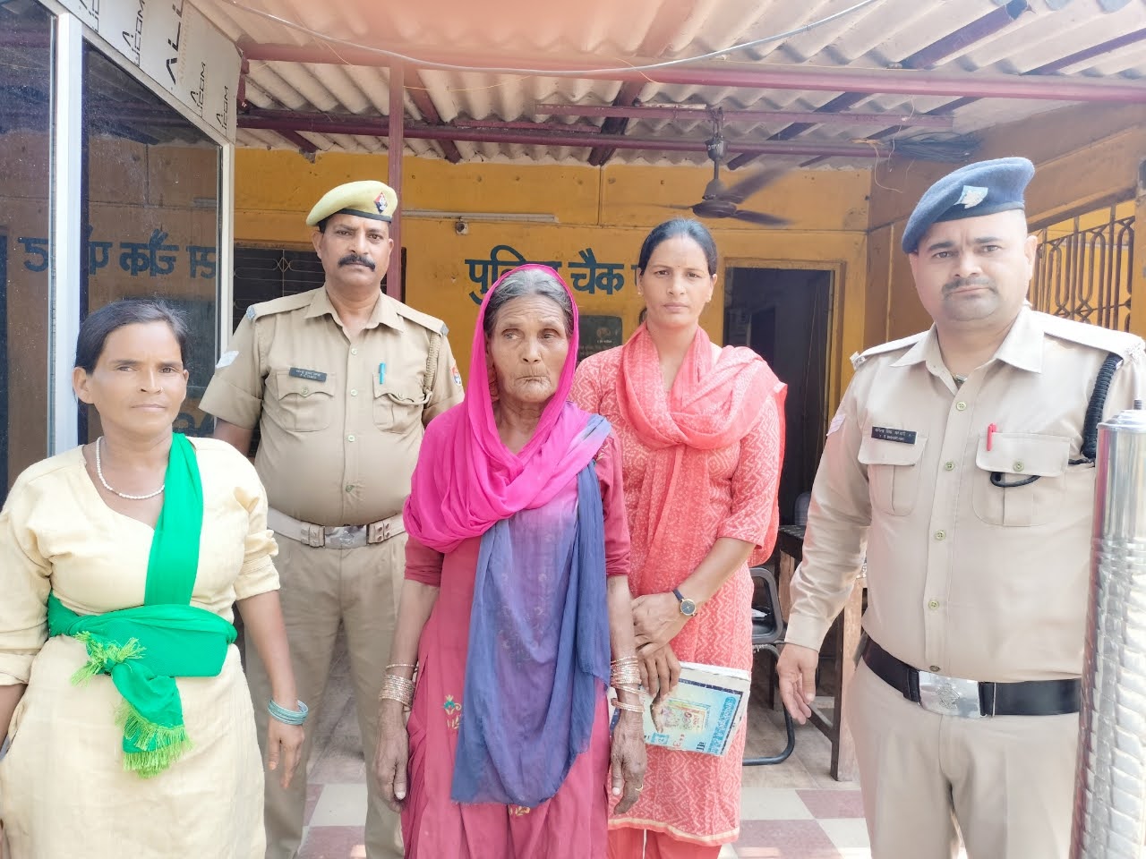 ‘ऑपरेशन स्माइल’: भटक रही बुजुर्ग महिला को पुलिस ने किया परिजनों के सुपुर्द