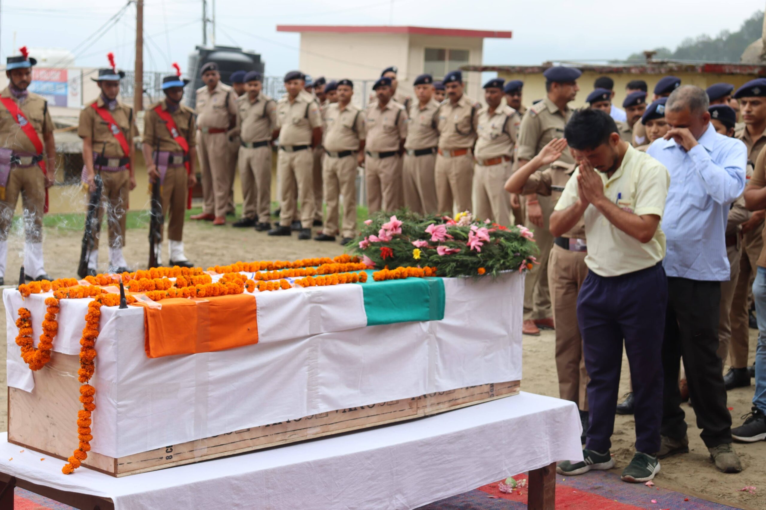 शोक: फायर सर्विस के जवान महावीर सिंह नेगी के निधन पर पुलिस ने दी श्रद्धांजलि