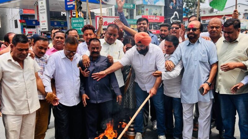 आक्रोश: पार्टी नेता पर मुकदमा दर्ज़ होने से भड़की कांग्रेस, विरोध में फूंका मंत्री का पुतला