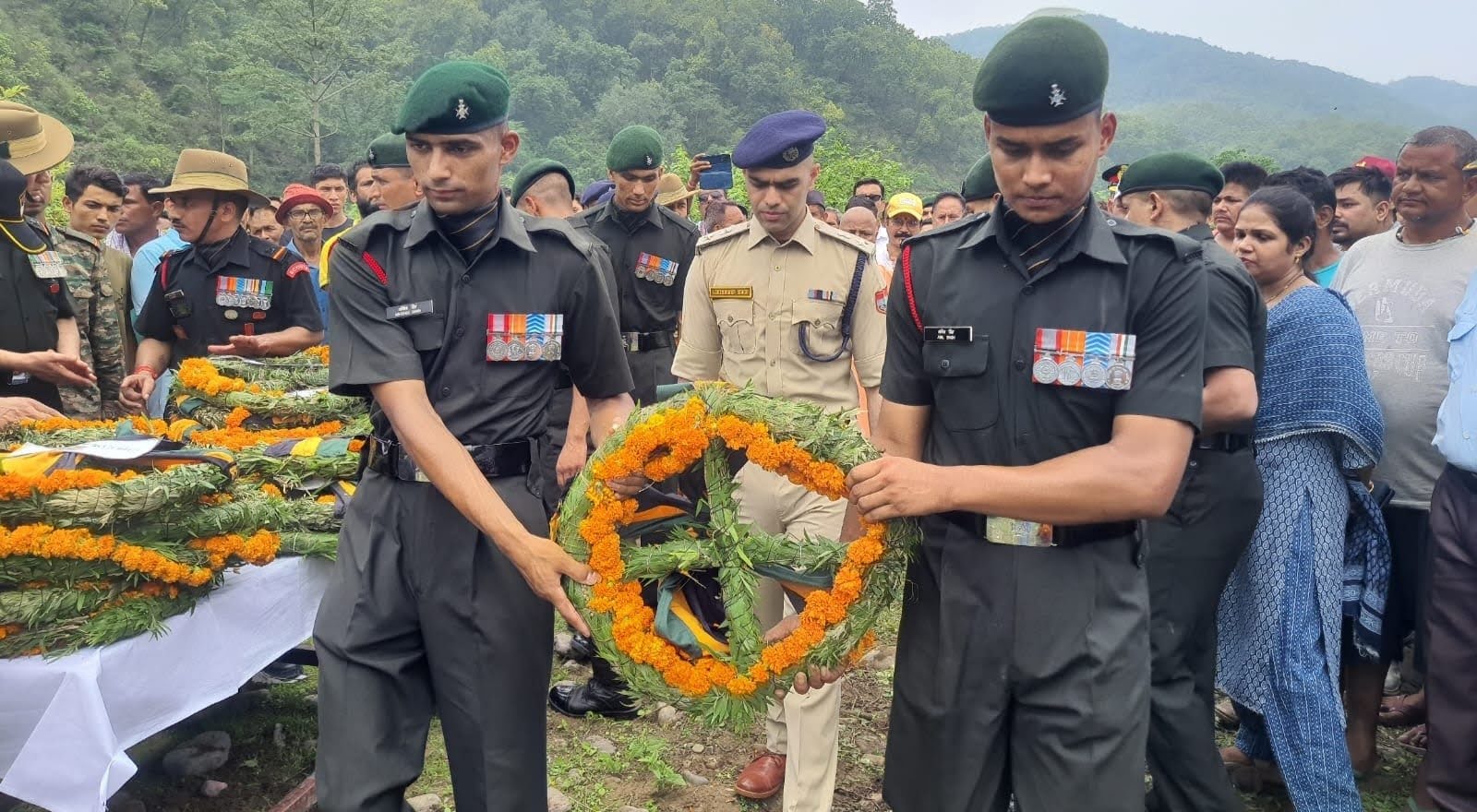 जयहिंद: एसएसपी ने शहीद जवानों के पार्थिव शरीर पर पुष्प चक्र अर्पित कर दी श्रद्धांजलि