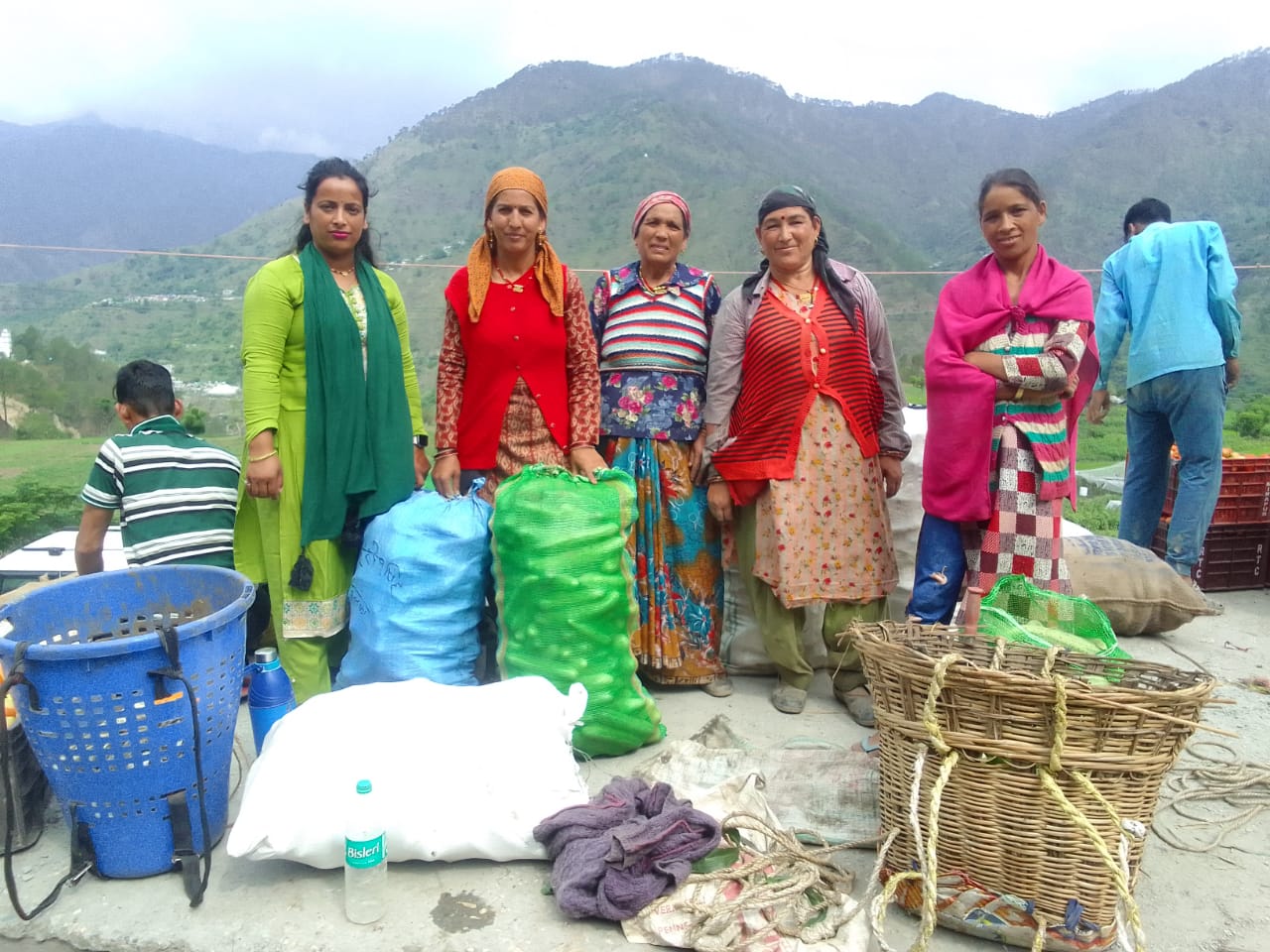 प्रयास: स्वयं सहायता समूह की नई पहल, स्टाल लगाकर बेची स्थानीय ककड़ी (खीरा)