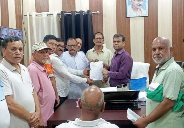 दिक्कत:  बदहाल सड़क से आवाजाही मुश्किल, मरम्मत की मांग को लेकर नगर आयुक्त को सौंपा ज्ञापन