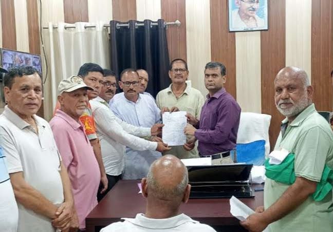 दिक्कत:  बदहाल सड़क से आवाजाही मुश्किल, मरम्मत की मांग को लेकर नगर आयुक्त को सौंपा ज्ञापन