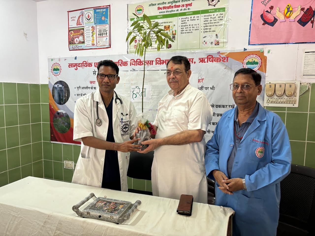 एम्स: औषधीय व फलदार पौधों के रोपण के साथ मनाया गया हरेला पर्व