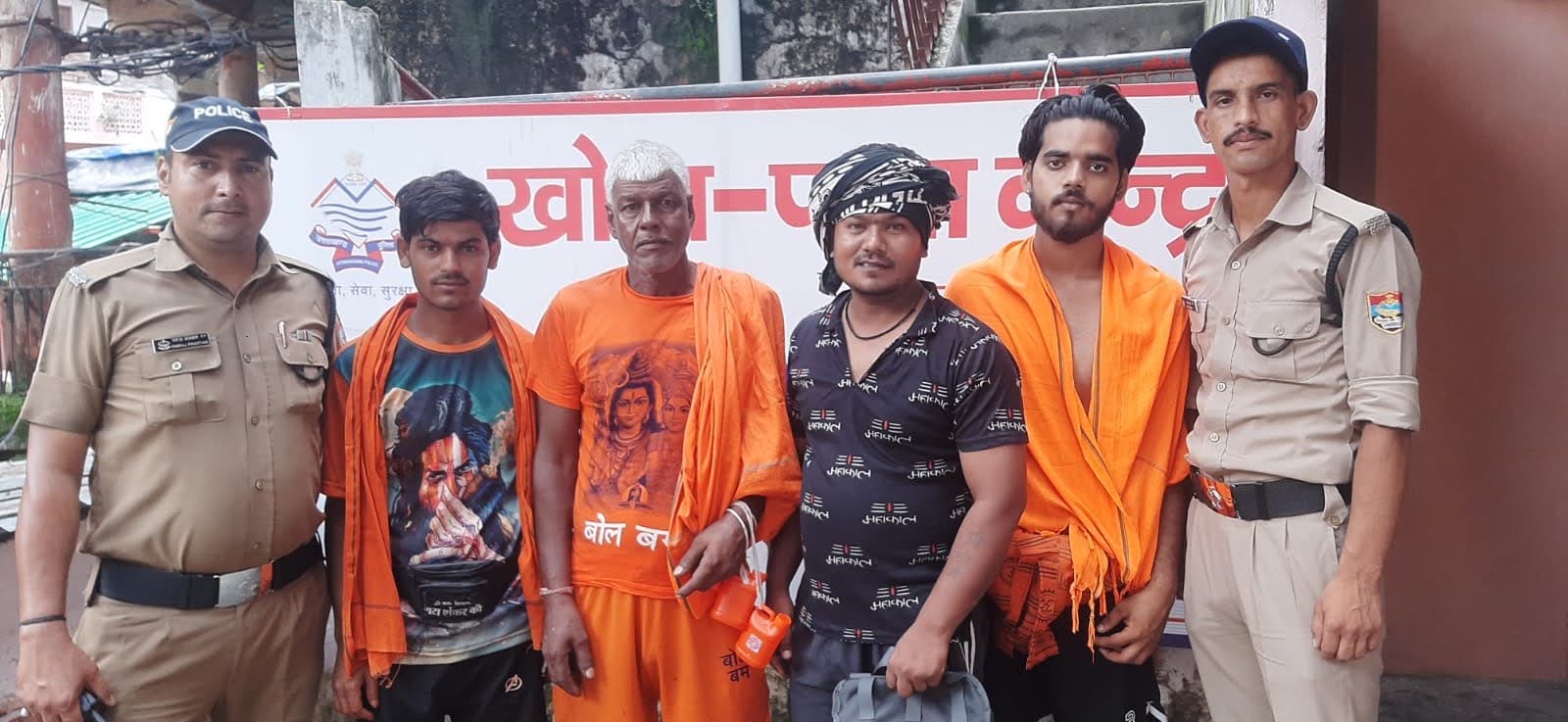 सहायता: अपनों से बिछड़े 22 यात्रियों को ढूंढ कर पुलिस ने मिलाया परिजनों से