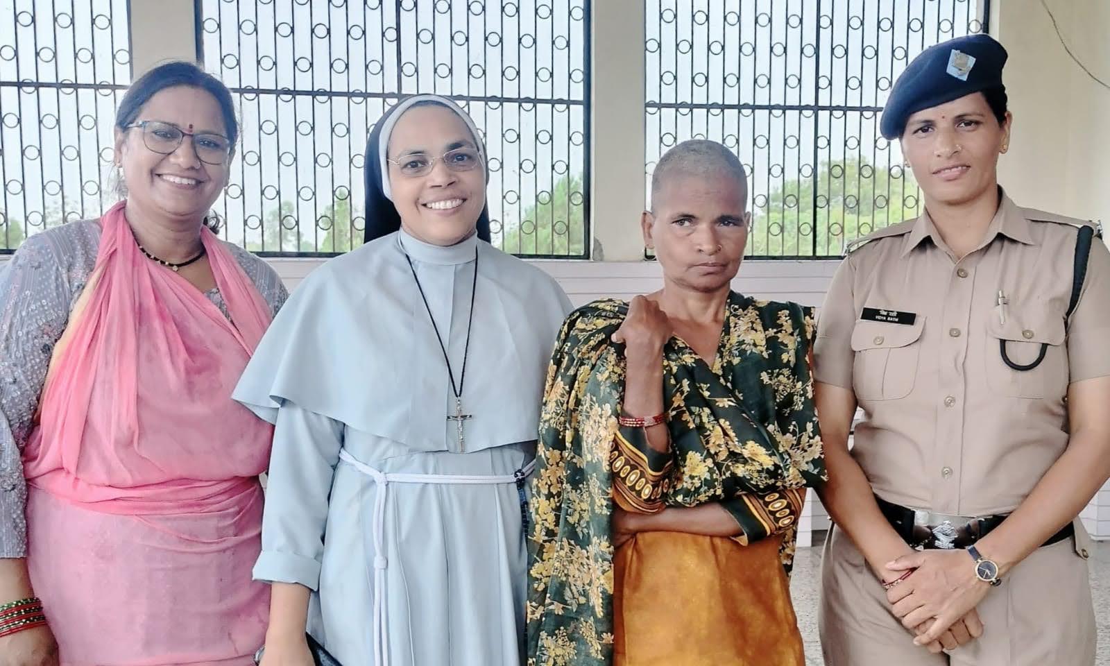 मदद: सामने आई पुलिस की संवेदनशीलता, दर-दर भटक रही महिला को दिलाया आश्रय