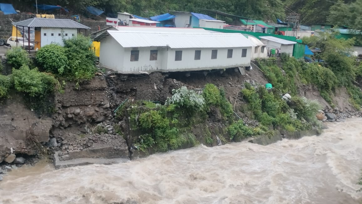 आगाह: केदारनाथ यात्रा मार्ग पर नदी के तेज़ बहाव से सड़क क्षतिग्रस्त, यातायात अवरुद्ध