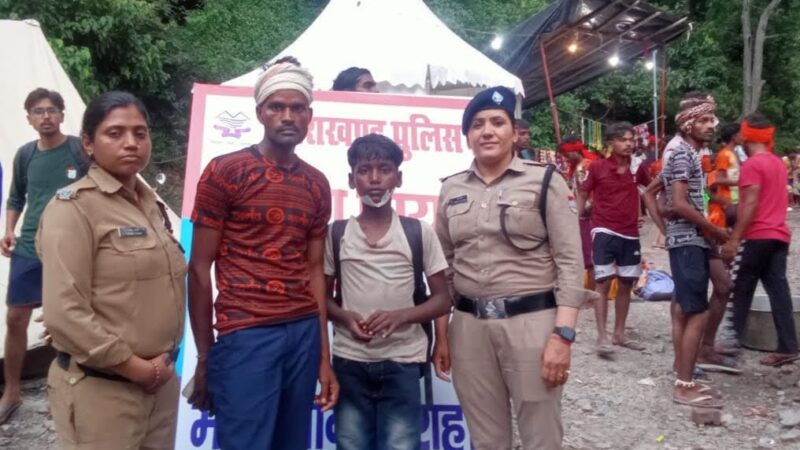 सहायता: बिछड़े हुए कांवड़ियों को मिलाने में लगी है पुलिस की ‘खोया पाया टीम’