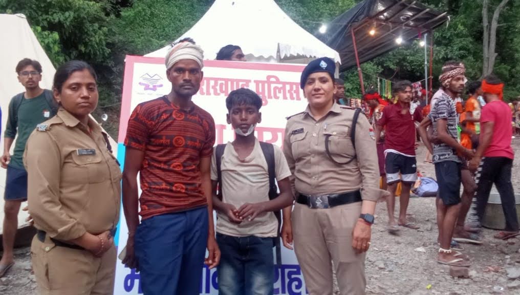 सहायता: बिछड़े हुए कांवड़ियों को मिलाने में लगी है पुलिस की ‘खोया पाया टीम’