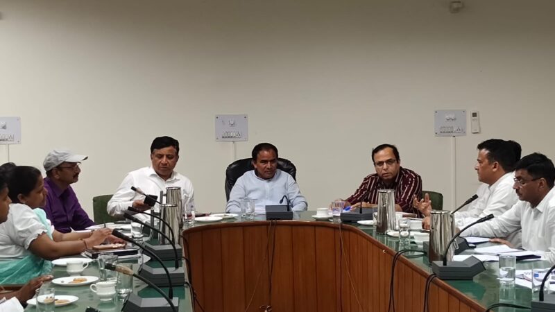 प्रयास: राज्य में होगी प्रवासी शिक्षा केन्द्रों की स्थापना, शिक्षा मंत्री डॉ. धन सिंह रावत के निर्देश