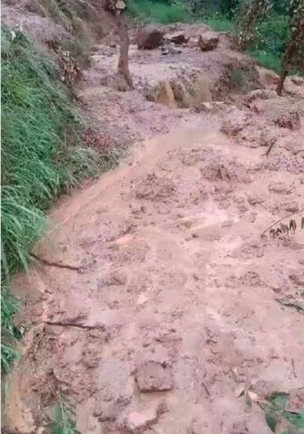 आफत: बादल फटने से खेतों व स्कूल के रास्ते में आया मलबा