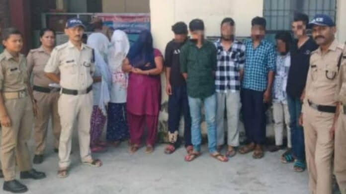 खुलासा: घर में ही चल रहा था जिस्मफ़रोशी का धंधा, छापेमारी में तीन महिलाओं सहित 9 लोग गिरफ्तार