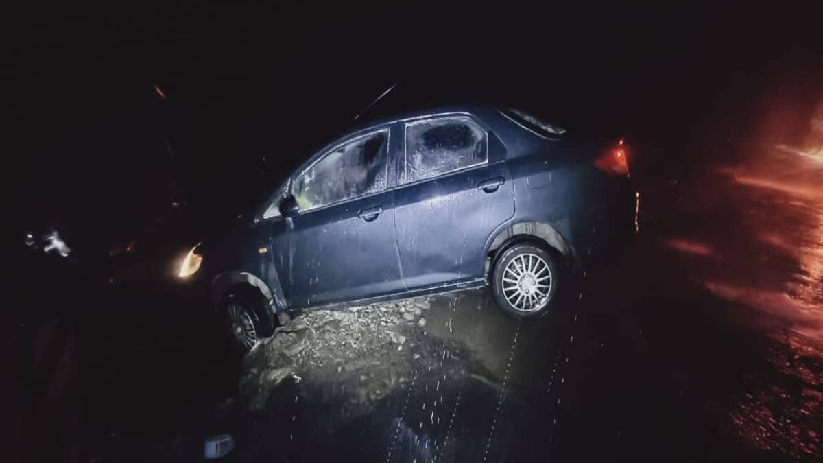 बड़ी ख़बर: खाई में लटक गई बेकाबू कार, दरवाजा खुलने से अलकनंदा में जा गिरा पति, पत्नी सुरक्षित