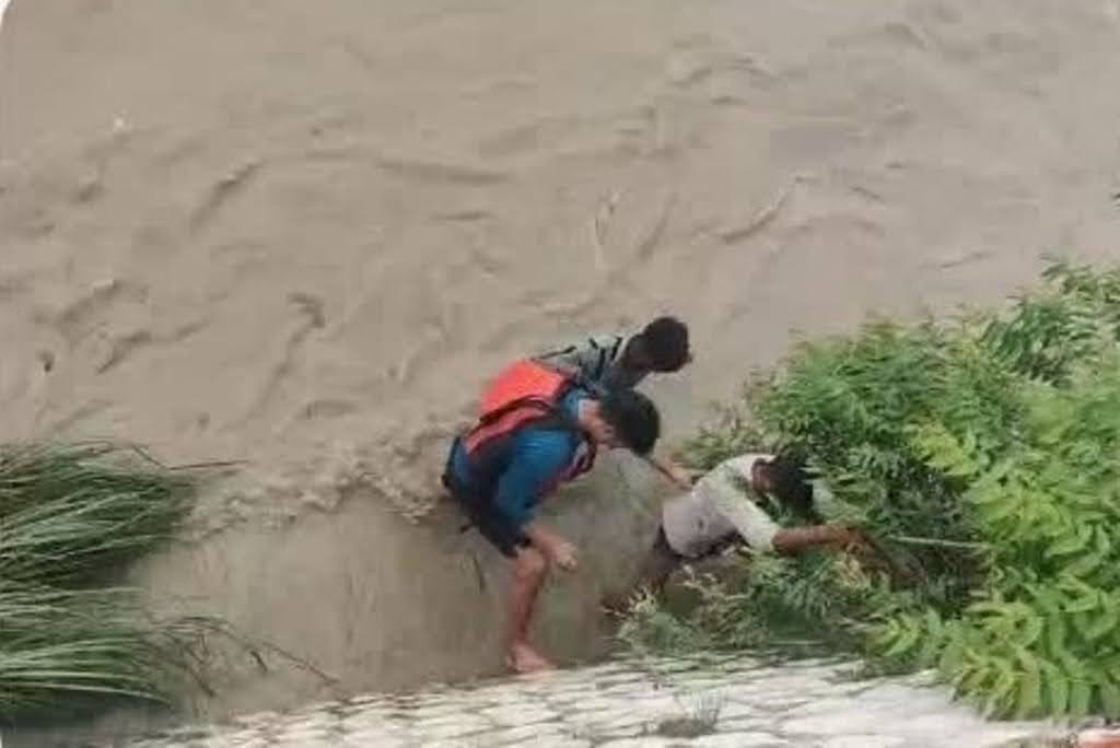 शाबाश: देवदूत बना पुलिस जवान हरीश सिंह गुसाईं, अपनी जान पर खेल कर बचा ली डूब रहे कांवड़िए की जान