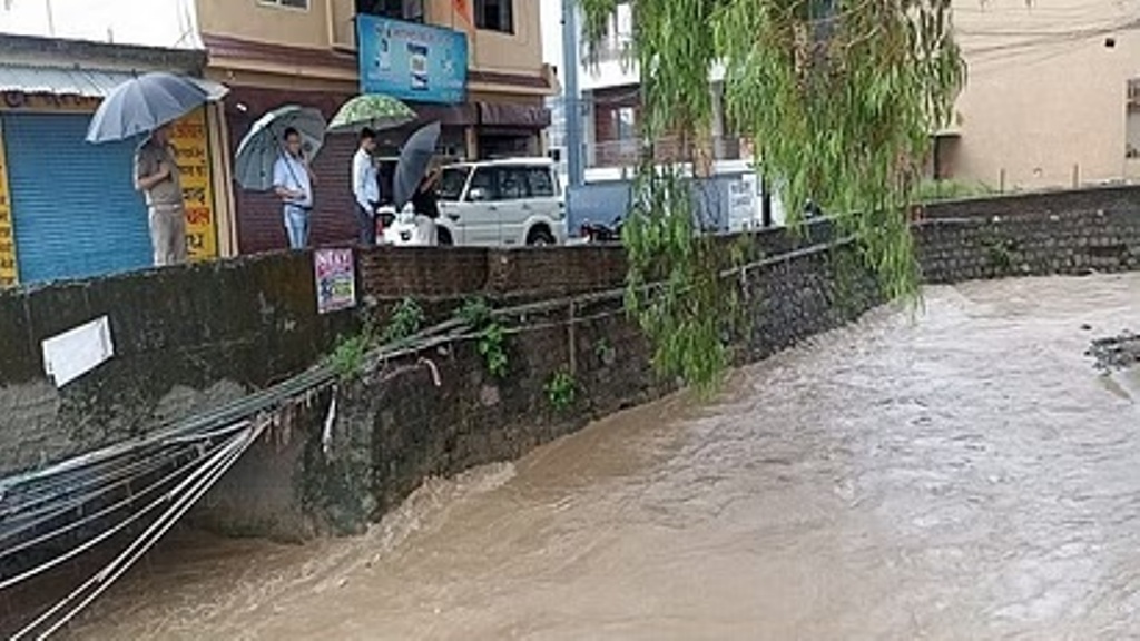 दुश्वारियां: हल्द्वानी में भारी बारिश के चलते जगह-जगह जलभराव