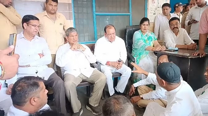 विरोध: पुलिस पर कांग्रेसियों को परेशान करने का आरोप, हरीश रावत ने थाने पर दिया धरना
