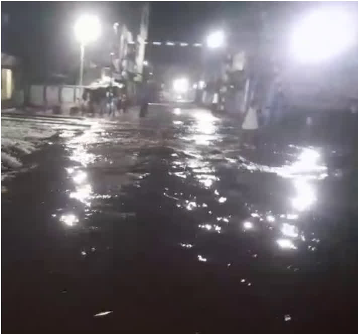 आफत: देर रात हुई भारी बारिश से घरों में घुसा पानी, रेलवे ट्रैक भी हुआ जलमग्न