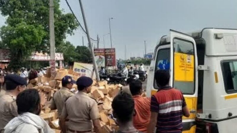 दुखद: दूसरे वाहन से टकराकर पलट गया ट्रक, नीचे दबकर हो गई कांवड़िये की दर्दनाक मौत
